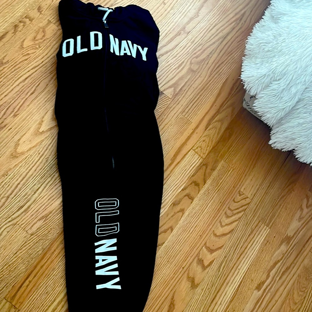 Woman’s size XL sweatsuit good condition.